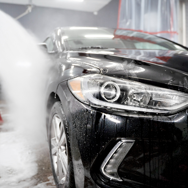 Poncage progressif et application du vernis de protection sur une optique de phare