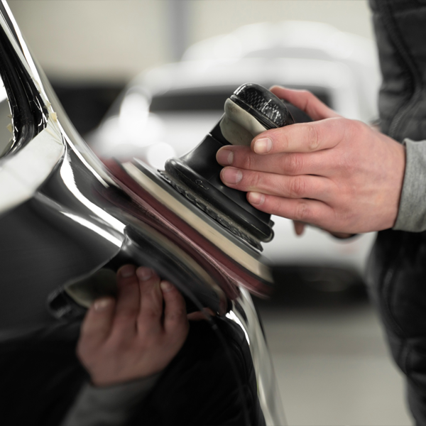 Polish de carrosserie effacant les micro-rayures et l'oxydation de la peinture